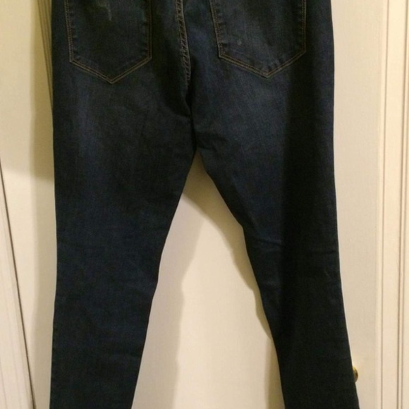 Distressed Dynamite Jeans - Picture 2 of 2